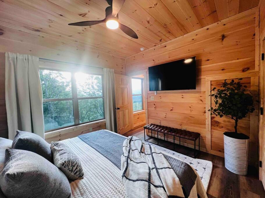 Cloudchaser Cabin, Private, New Cabin, 2 Kings, Cozy, Modern, Hot Tub, View, Theater Villa Sevierville Exterior photo